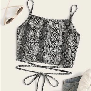 ✨🛍✨Snakeskin print crop top